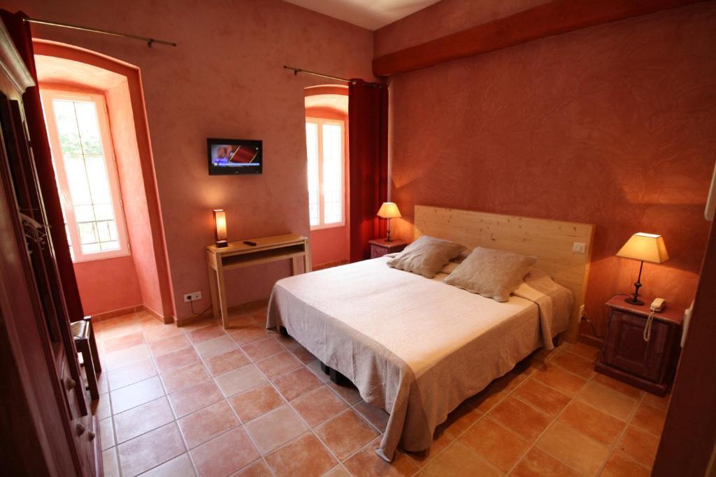 Logis Hotel Restaurant Le Domaine De L'Eau Vive Largentière Quarto foto